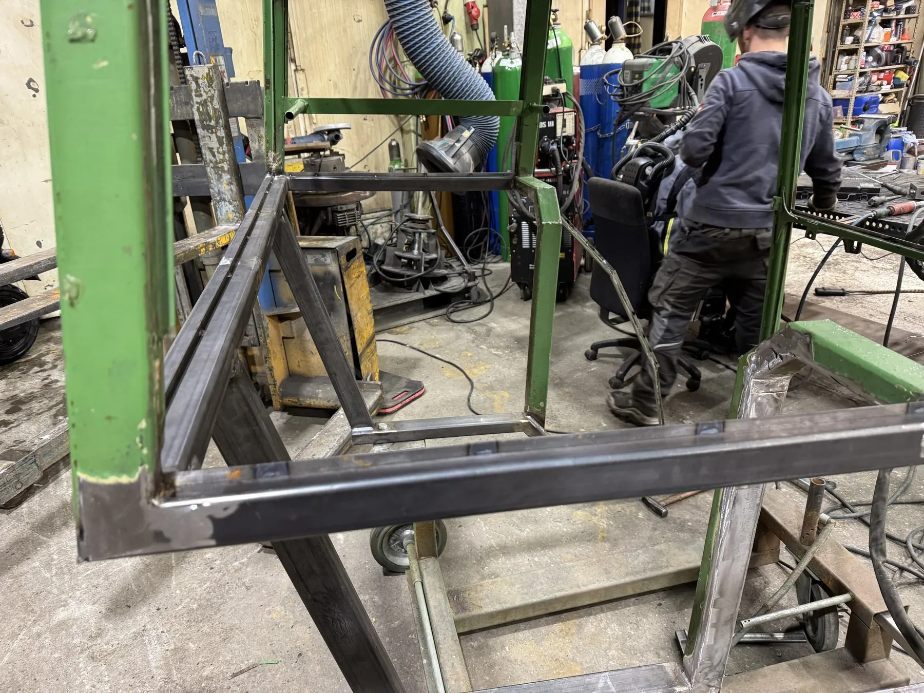 Stahlrahmen in der Werkstatt bei der Reparatur